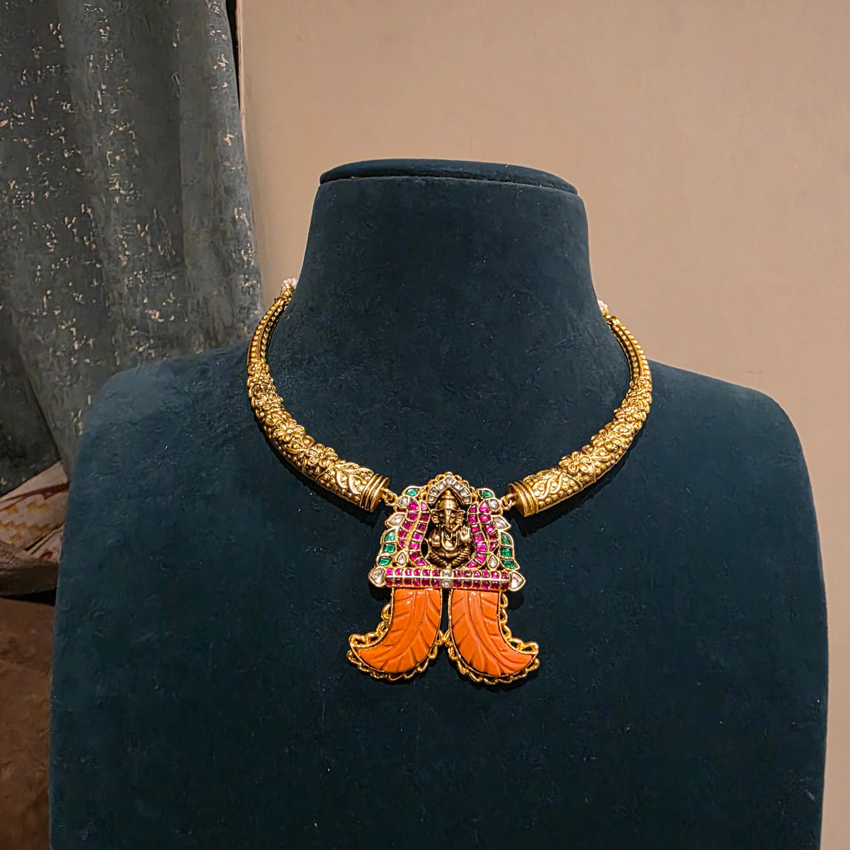 Kanakambaram- hasli with coral mala