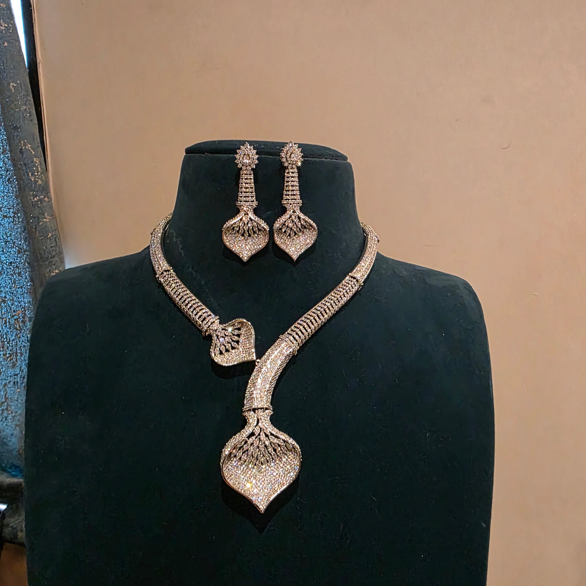 Vinathi- diamond replica hasli with earring