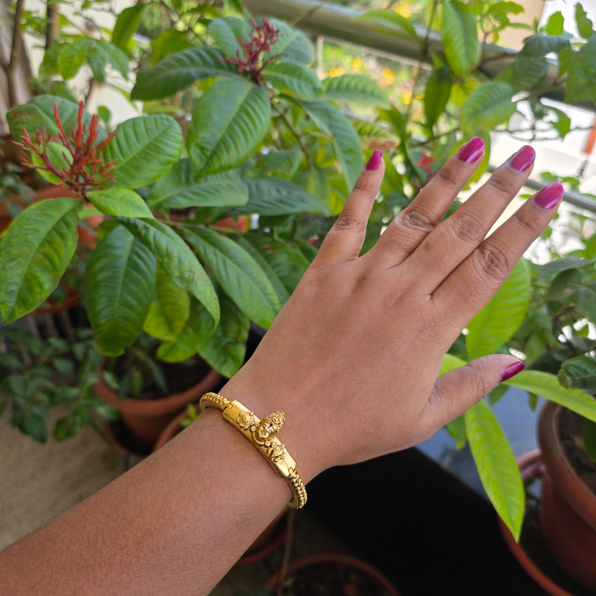 Govinda motif unisex antique finish kada