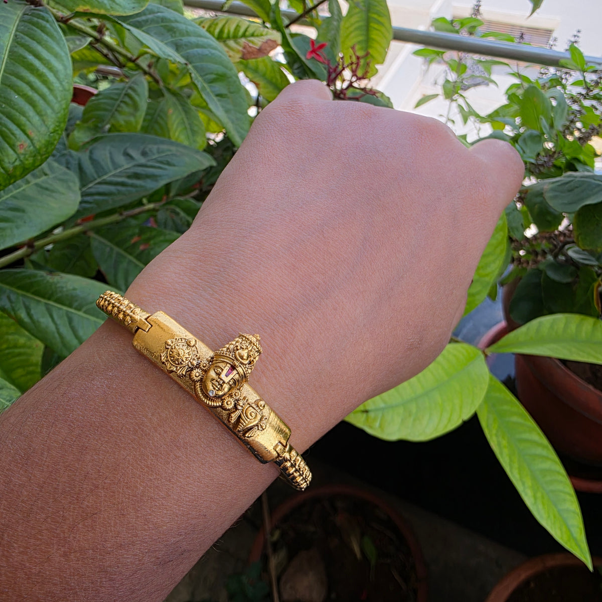 Govinda motif unisex antique finish kada