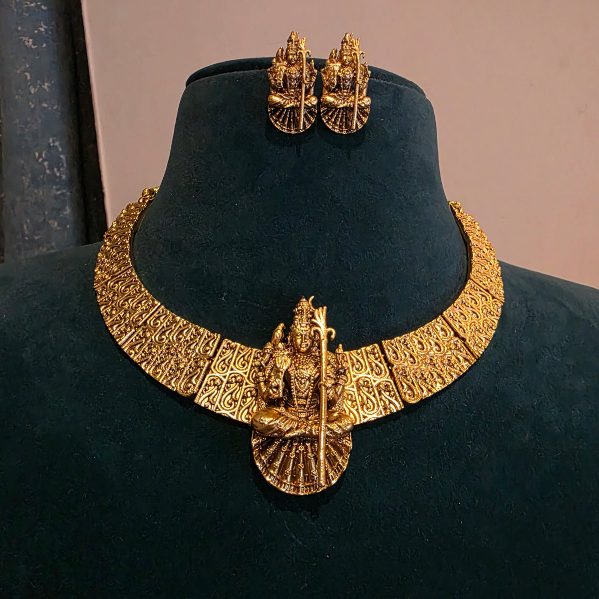 Kamakshi - hasli with navaratan mango neckset