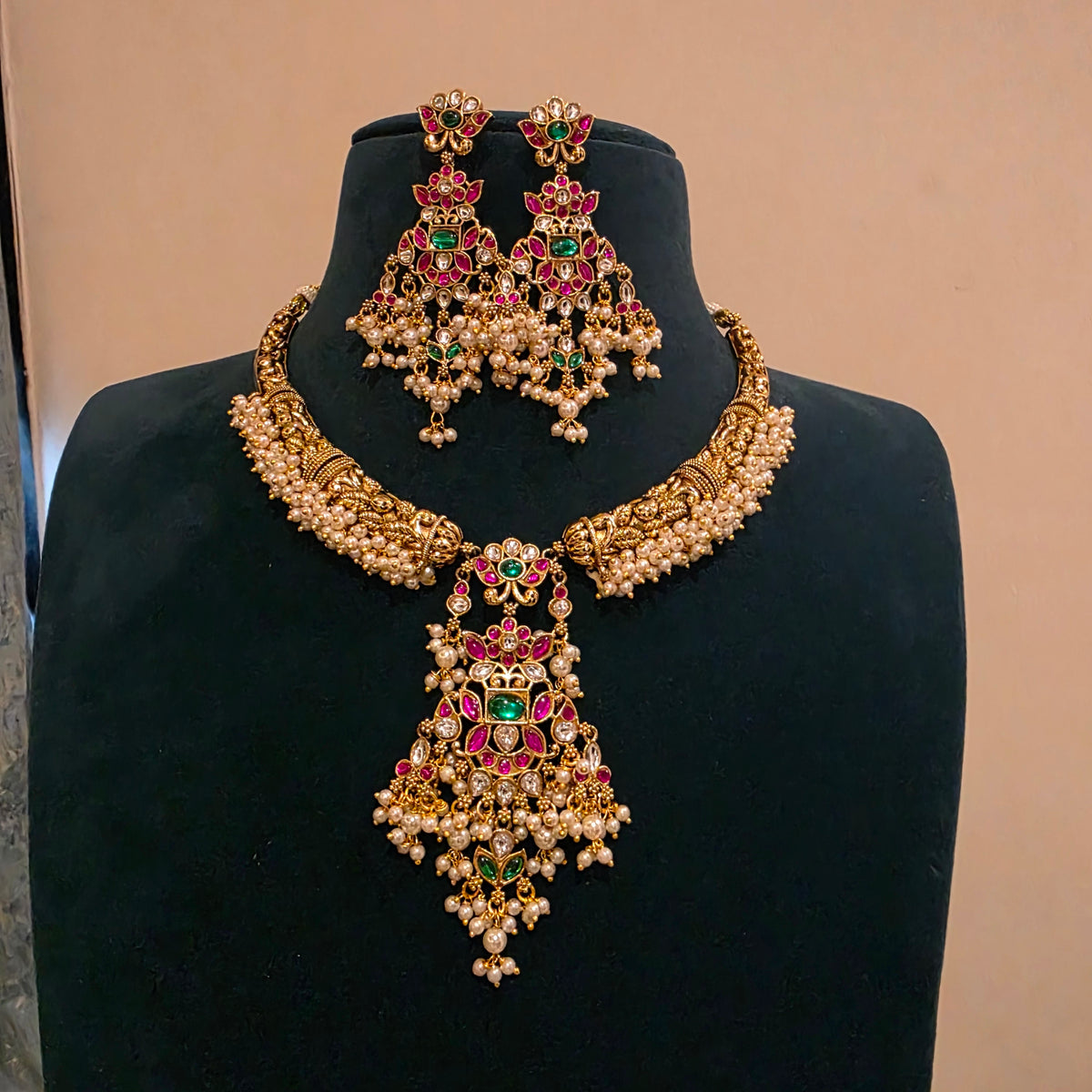 Bhargavi- jadau kundan hasli with pearl detailing.