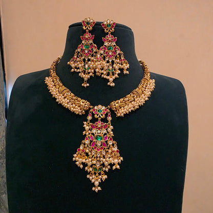Bhargavi- jadau kundan hasli with pearl detailing.