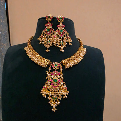 Bhargavi- jadau kundan hasli with pearl detailing.