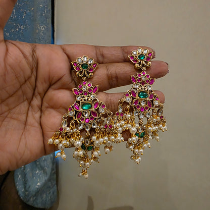 Bhargavi- jadau kundan hasli with pearl detailing.