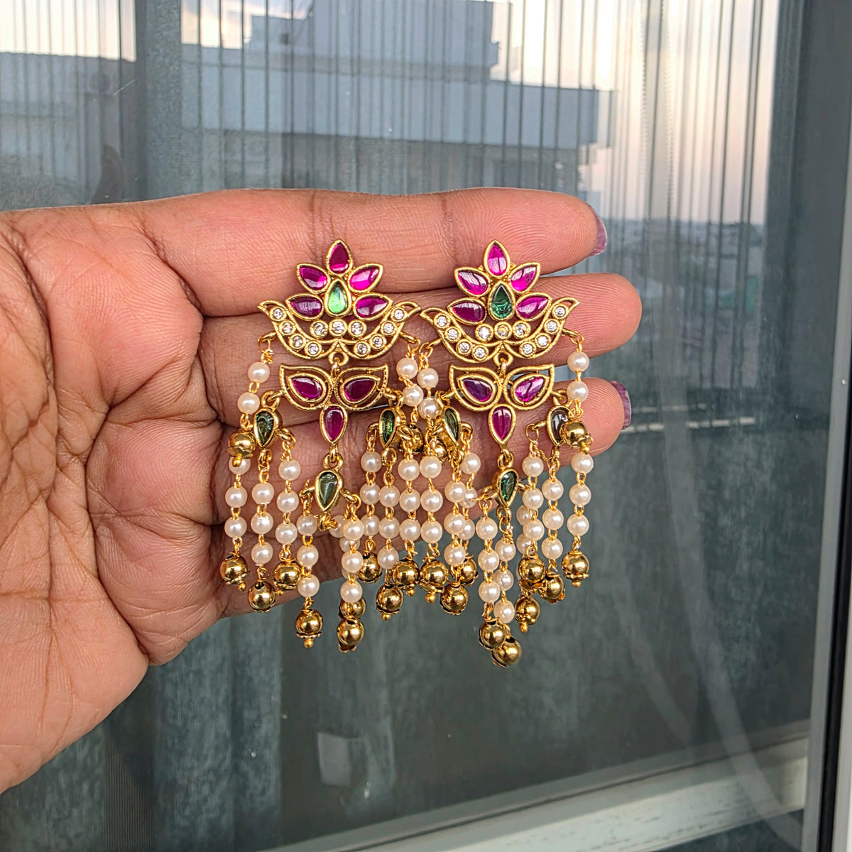 Aarohi- kemp and pearl earrings