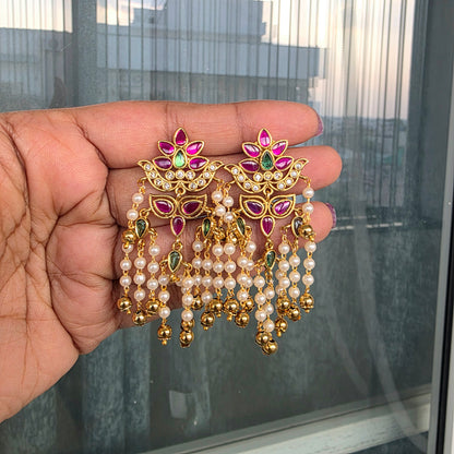 Aarohi- kemp and pearl earrings