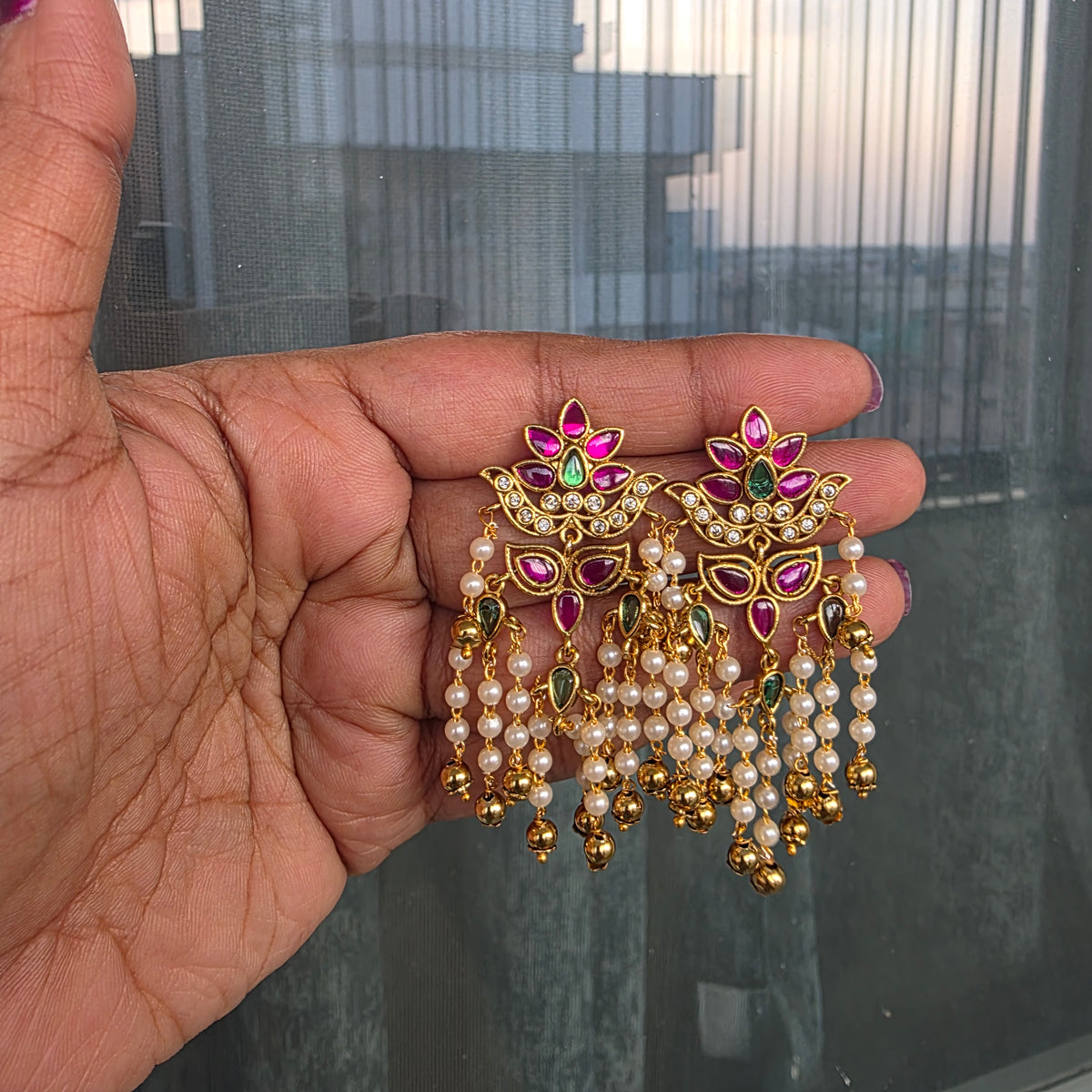 Aarohi- kemp and pearl earrings