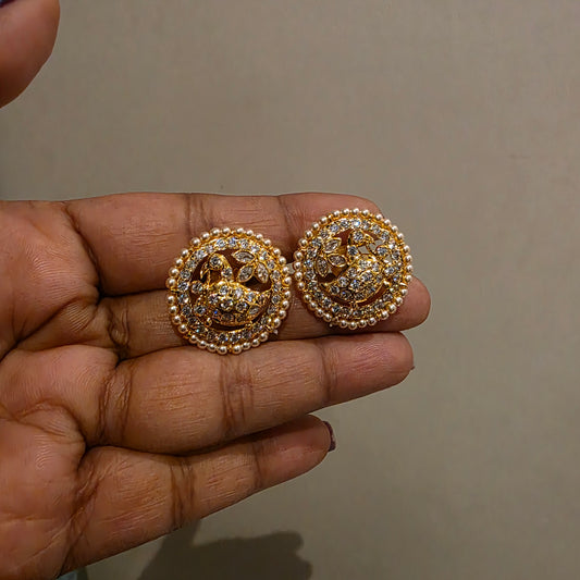 Morika- ad studs with pearl detailing