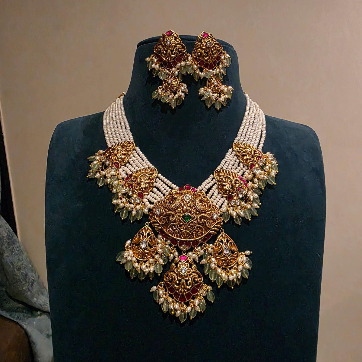 Swaroopa- jadau and pearl neckset