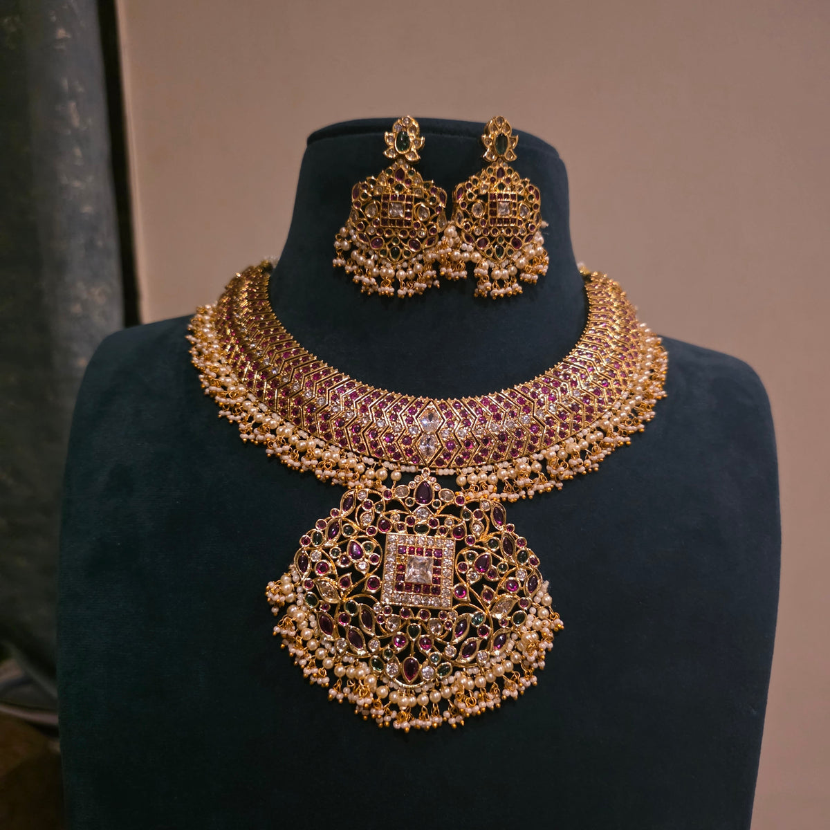 Spandana- kemp stone necklace