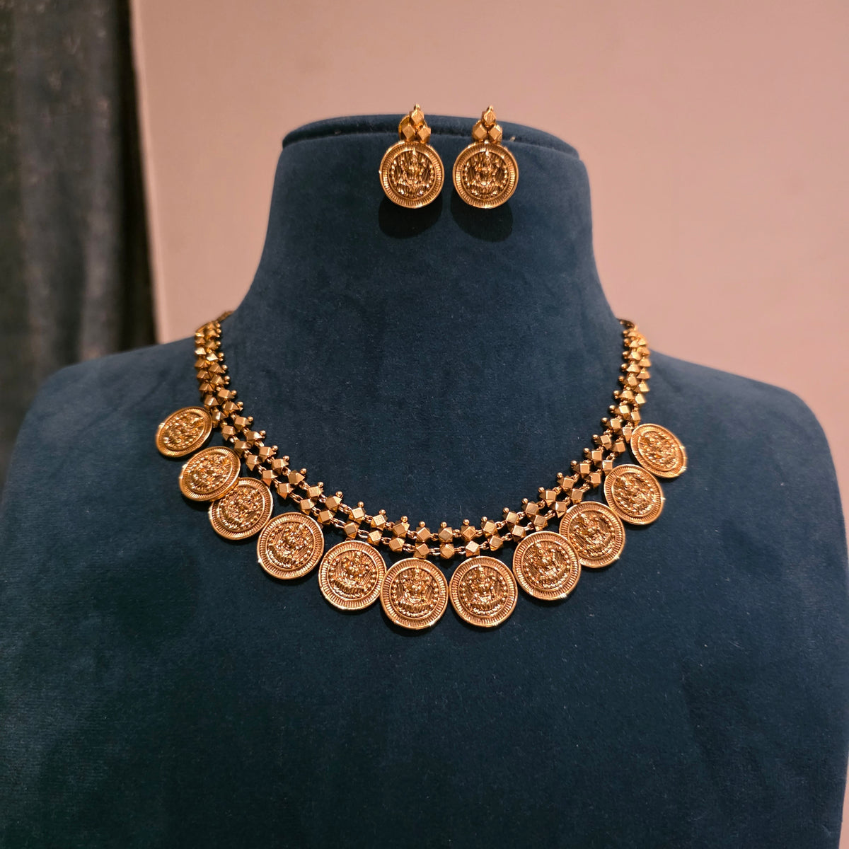 Srivalli- ashtapailu lakshmi motifs neckset
